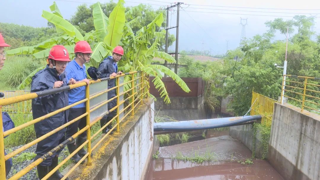 郭風(fēng)芳率隊(duì)到石碌鐵礦檢查防風(fēng)防汛工作