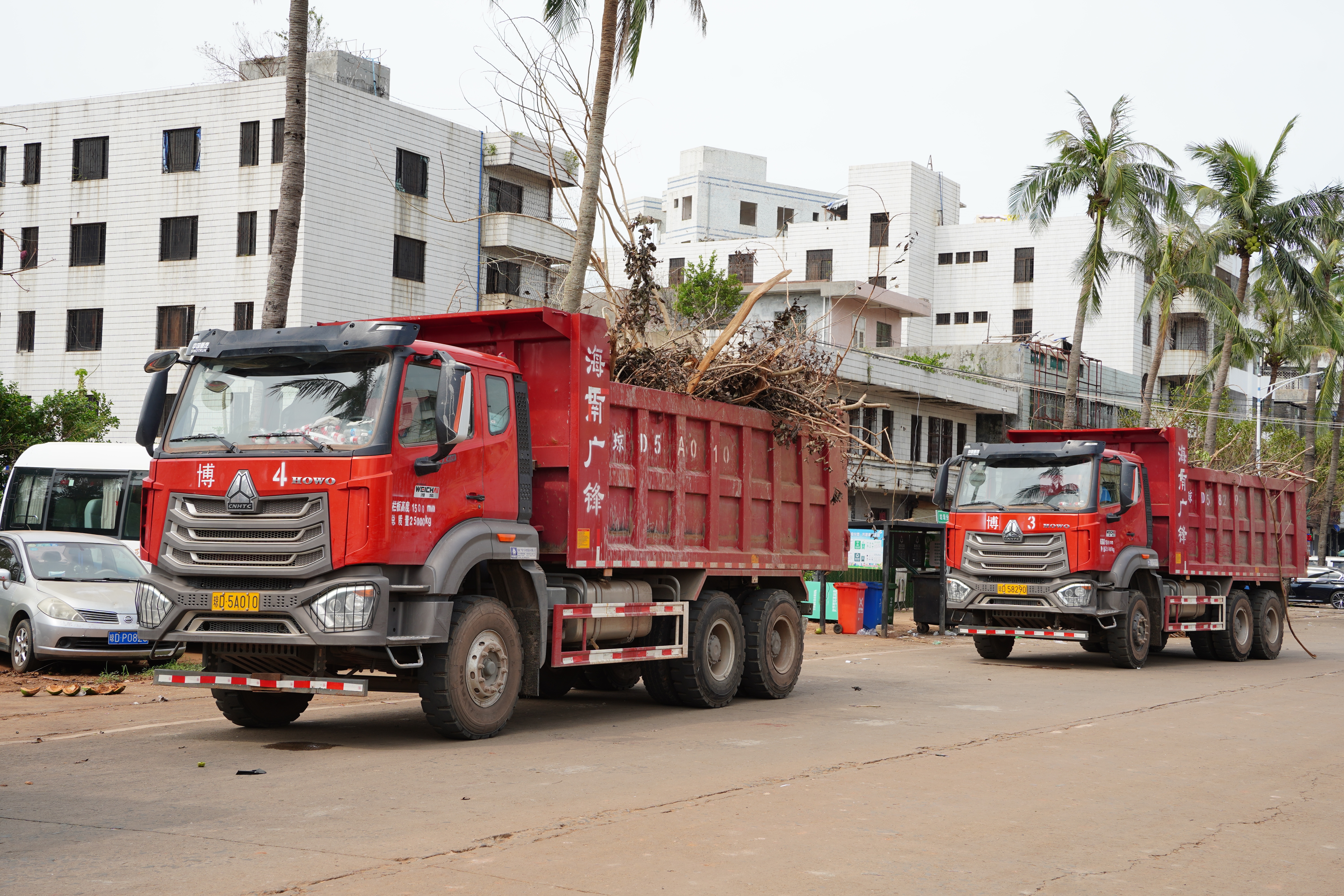攜手克時(shí)艱 海南礦業(yè)積極支援海口清障工作