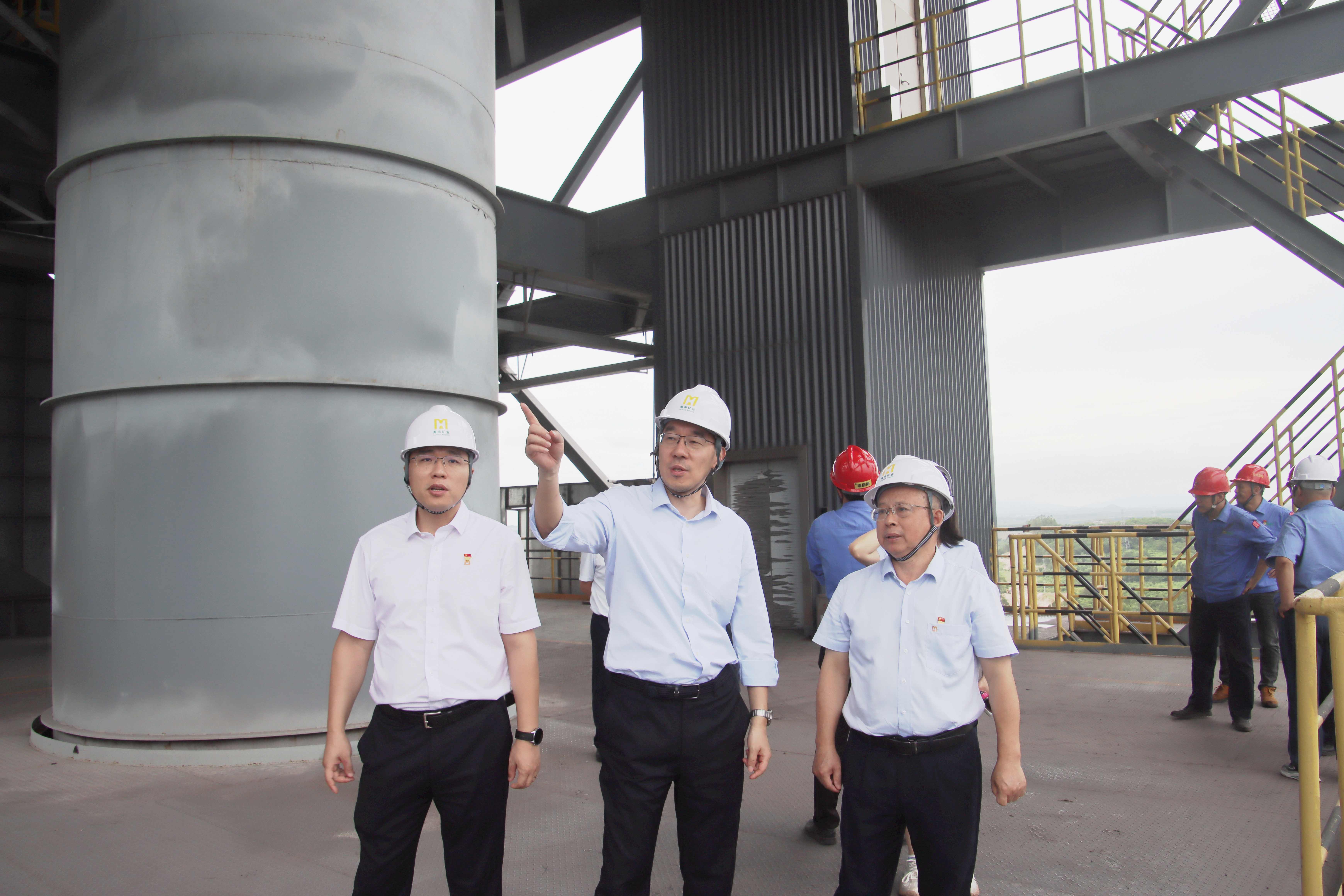 海南礦業(yè)總裁滕磊一線(xiàn)督戰(zhàn)磁化焙燒技改項(xiàng)目