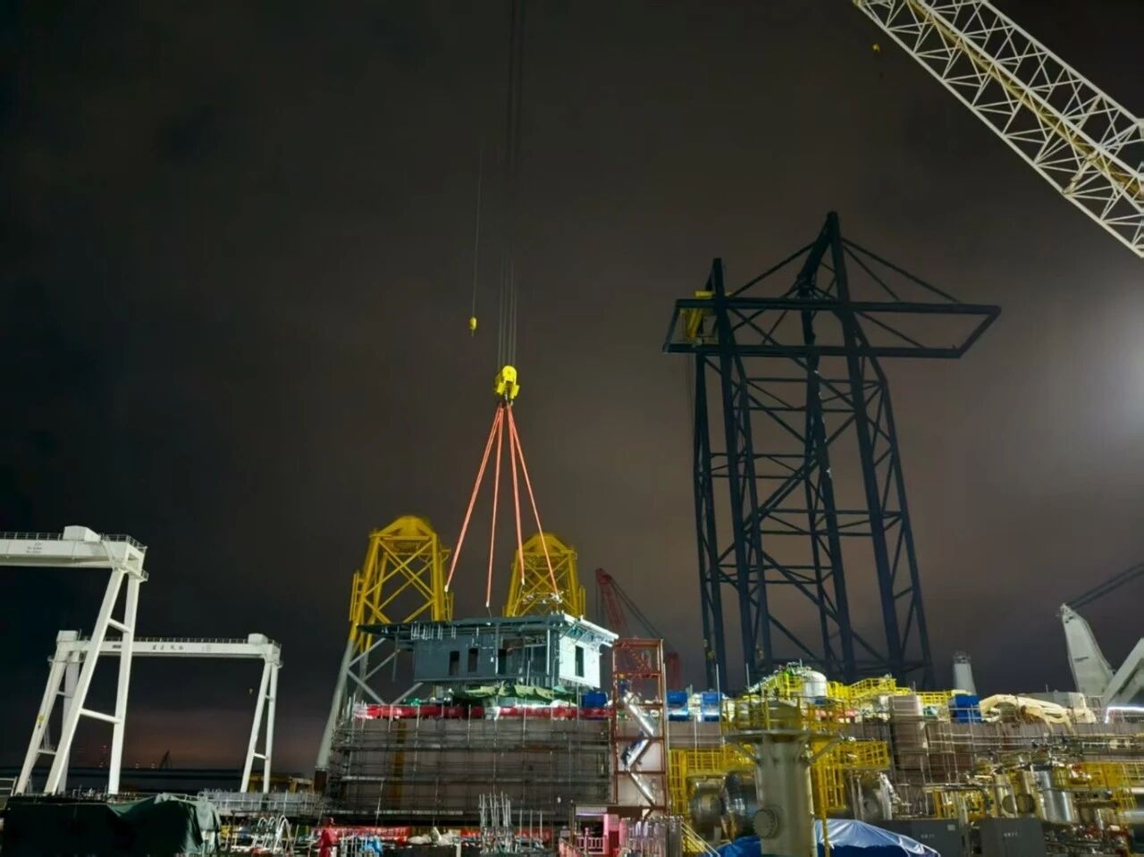 國(guó)慶中秋不停歇 一線(xiàn)奮戰(zhàn)顯擔(dān)當(dāng)——洛克石油潿洲10-3油田西區(qū)平臺(tái)建造現(xiàn)場(chǎng)紀(jì)實(shí)