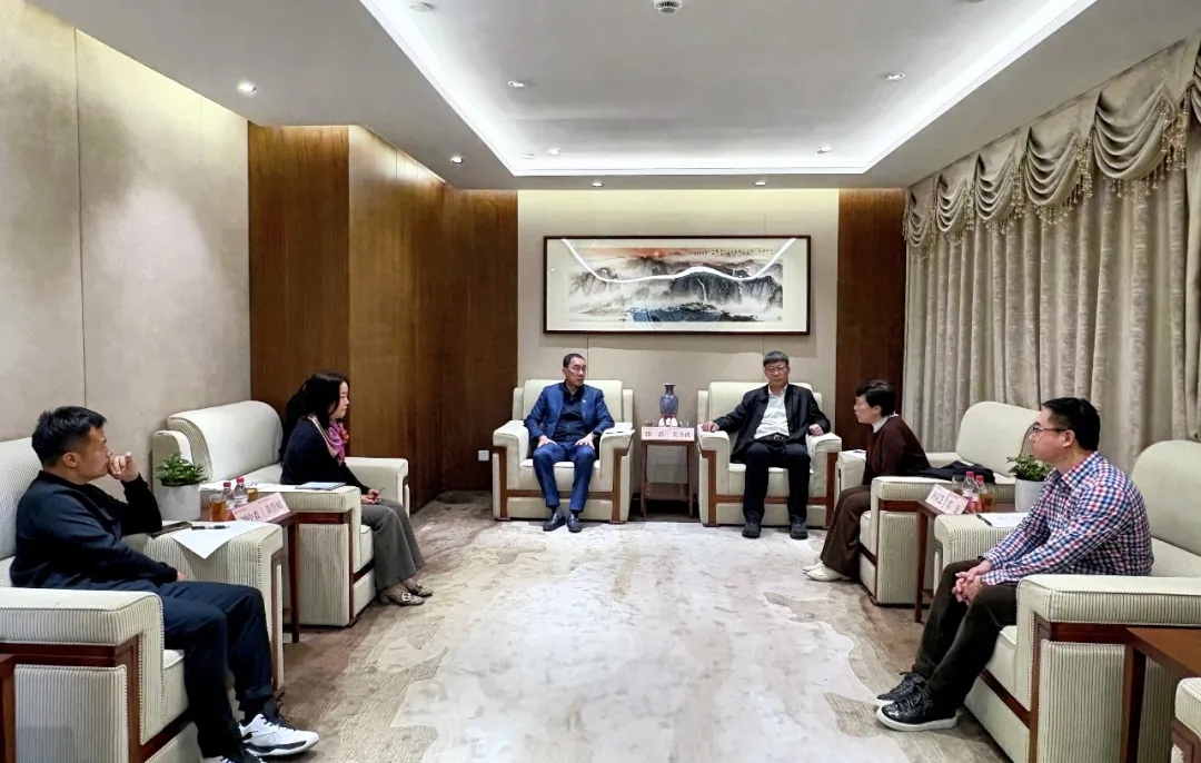 滕磊與中林時(shí)代控股有限公司黨委書記、董事長、總經(jīng)理姜圣波舉行工作座談